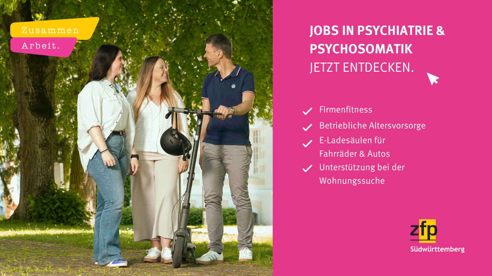 Ein Mann mit einem E-Roller und zwei Frauen vor einem großen Baum. 