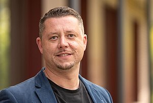 Portraitbild von Rudolf Gurnicki, einem jungen Mann mittleren Alters.