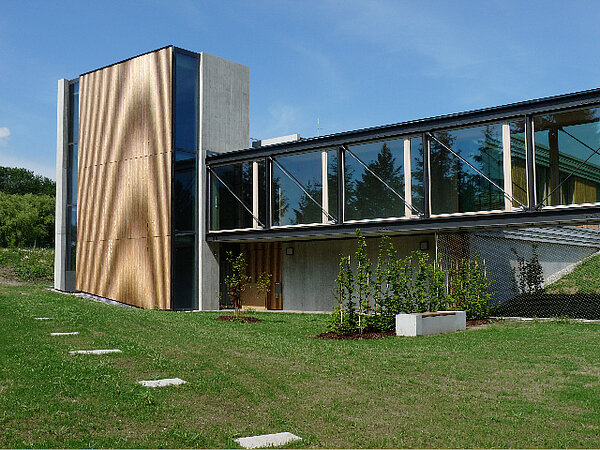 Modernes Klinikgebäude inmitten einer grünen Landschaft.