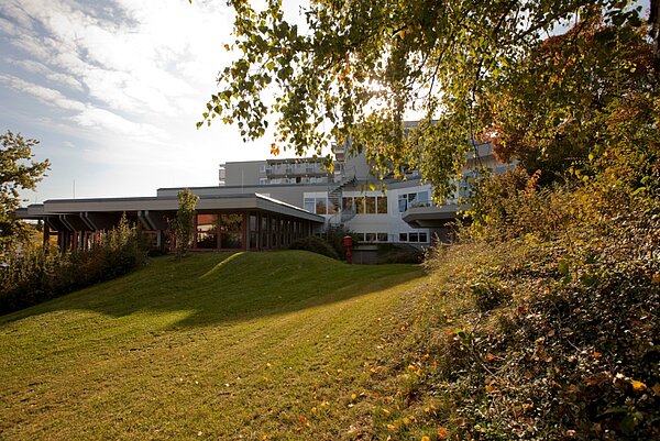 Ein Klinikgelände inmitten eines weitläufigen Parks in Aulendorf. 