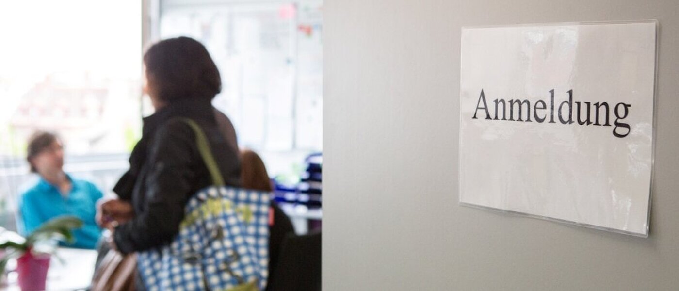 Auf einer Tür steht das Wort Anmeldung.