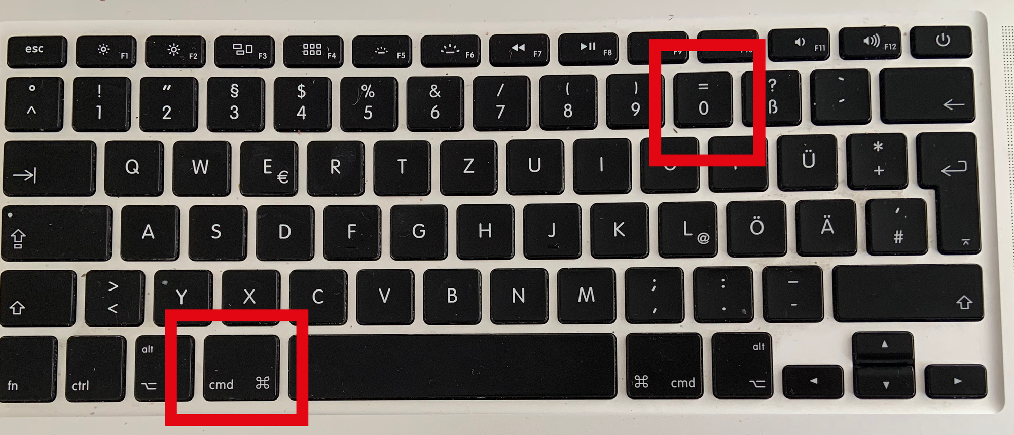 Zurück zur normalen Schriftgröße. Tatstatur, auf der die Tasten cmd und Null markiert sind.