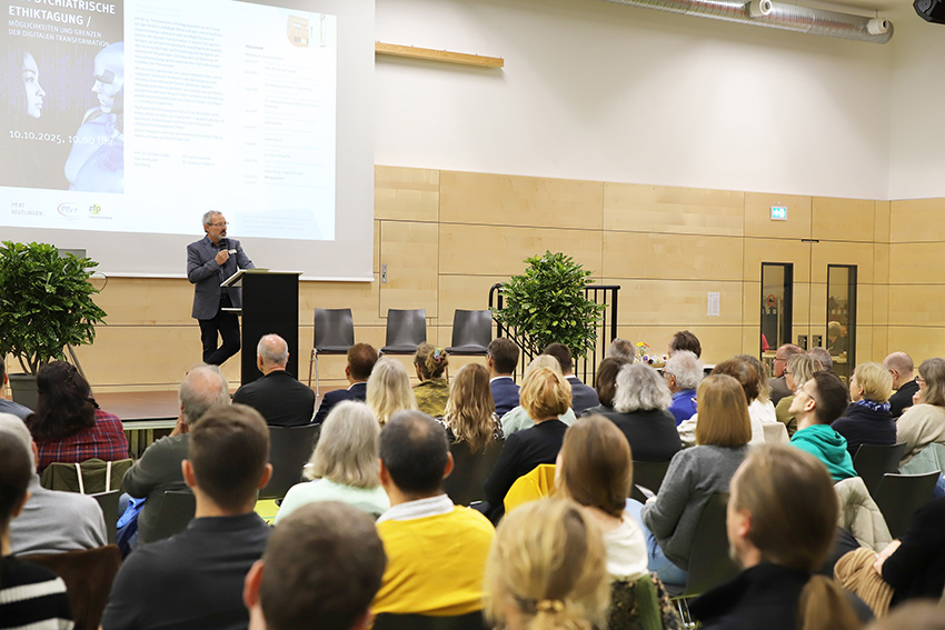 Ein Saal voller interessierter Zuhörer, ein Mann steht am Rednerpult.