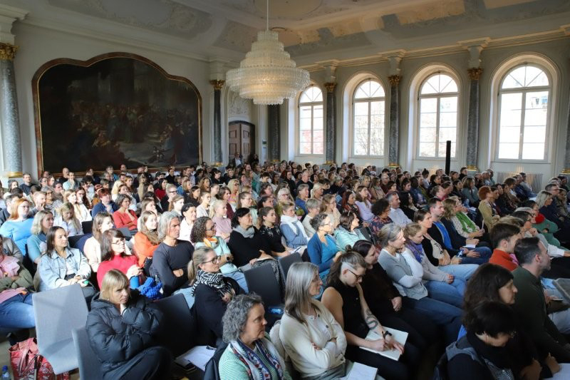 Rund 320 Teilnehmende kamen bei der 34. Jahrestagung der Klinik für Kinder und Jugendpsychiatrie/Psychotherapie zusammen. Chefärztin Dr. Sabine Müller übergibt das Wort an den ersten Gastredner Prof. Dr. Jörg Fegert.